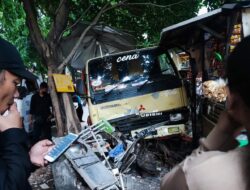 Sebuah Truk Oleng hingga Tabrak 7 Motor di Gandaria Jaksel
