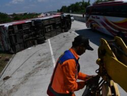 Bus Shantika Terguling di Tol Cipali Km 147, 12 Penumpang Luka