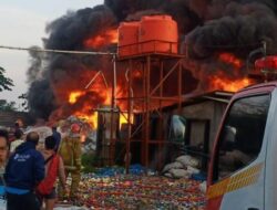 Lapak Semipermanen di Kebon Jeruk Jakarta Hangus Terbakar