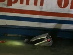 Sebuah Mobil Terjun ke Laut saat Hendak Naik Kapal di Pelabuhan Merak: Korban Menjerit, Pintu Susah Dibuka