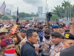 Tuntut Gaji 13 hingga Tunjangan Anak-Istri, Perangkat Desa Gelar Aksi Demo di Gedung DPR,