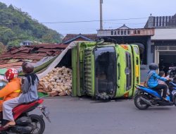 Tragis! Tidak Kuat Menanjak, Truk Sembako Terguling di Tikungan Gedong Air
