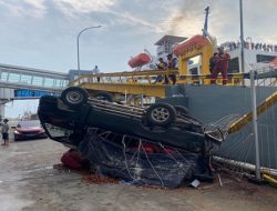 Tragis! Mobil Pickup Terjatuh dan Timpa Sedan Saat Naik Kapal di Bakauheni, Ini Kronologinya