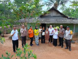Respon Cepat !! Camat Efendi Bersama Kepala SMAN Terusan Nunyai Serahkan Ijazah Milik Febriani (18) di Kediamannya