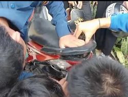 Damkarmat Lamsel Bantu Siswi SMKN 1 Kalianda Kesulitan Buka Jok Motor