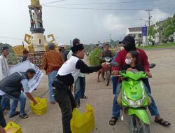 PWI Pesawaran Turun Berbagi Kepada Masyarakat