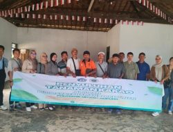 Dosen dan Mahasiswa D3 Produksi Tanaman Perkebunan Gelar Penyuluhan Pemupukan dan Pengendalian Gulma Kakao di Desa Sungai Langka
